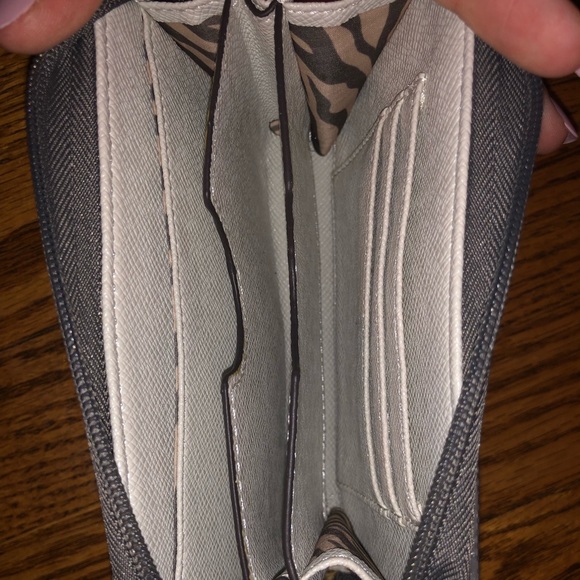 Guess Wallet - Picture 2 of 2